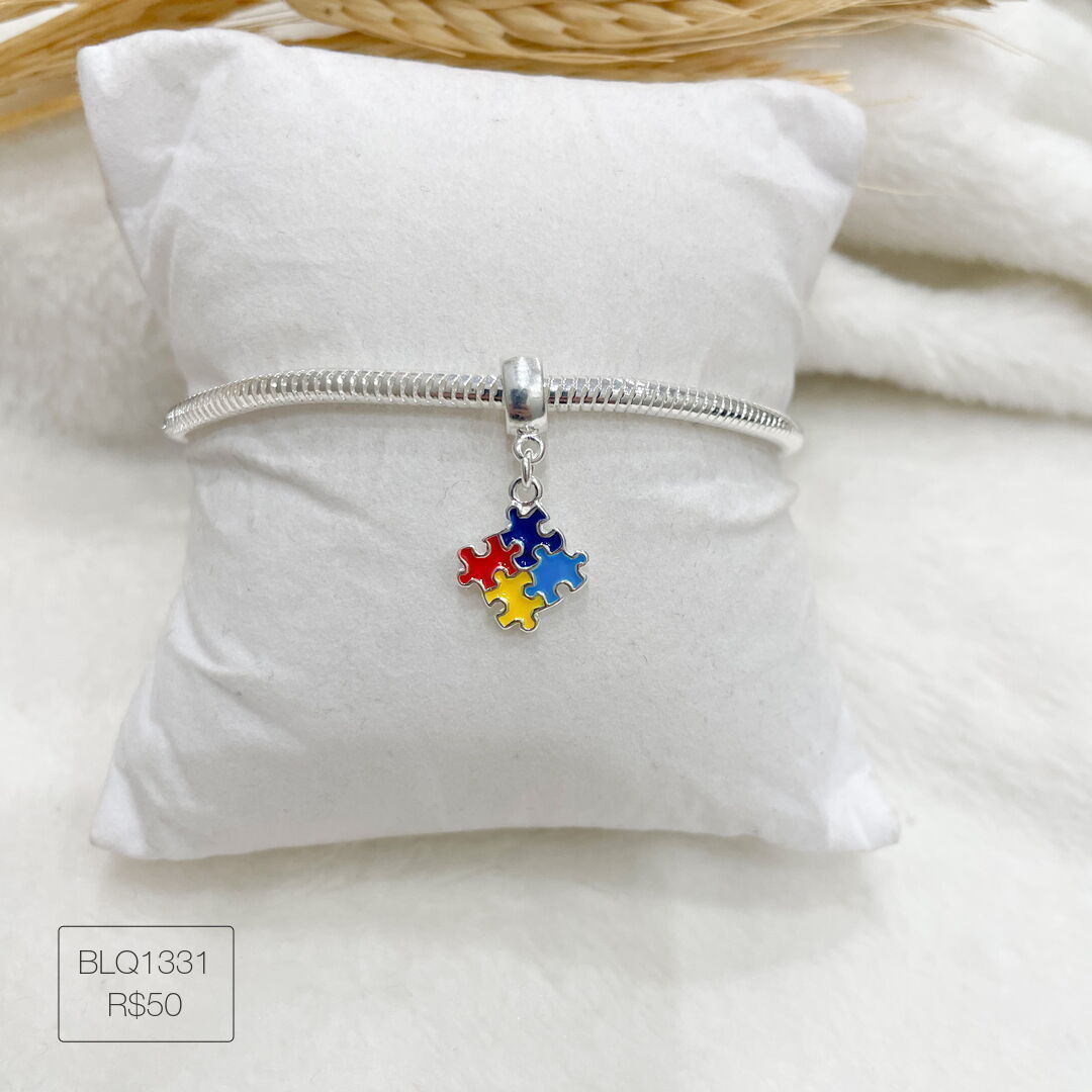 Berloque Quebra Cabeças Símbolo TEA Pendurado Esmaltado Prateado